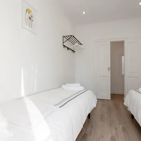 White Tiles In Center Daire *