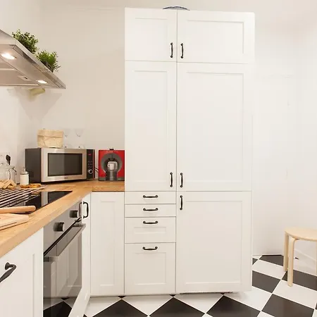 White Tiles In Center Daire *