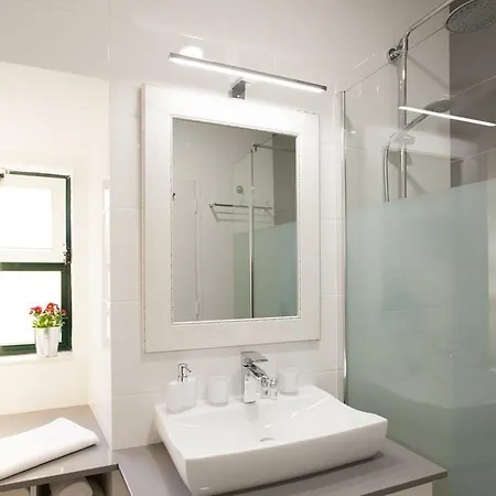 公寓 White Tiles In Center