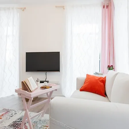 White Tiles In Center Appartement *