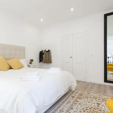 White Tiles In Center Apartment Lisbon